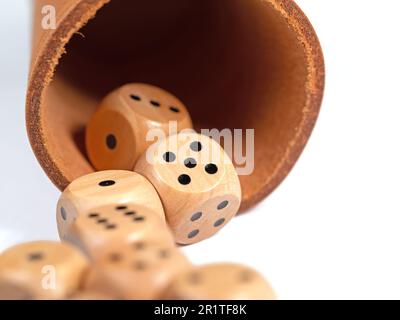 Würfel und Würfel Tasse in einer Nahaufnahme Stockfoto