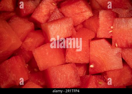Nahaufnahme von roter, reifer Wassermelone, die darauf wartet, gegessen zu werden. Lebhaft, saftig, aromatisch, Stockfoto