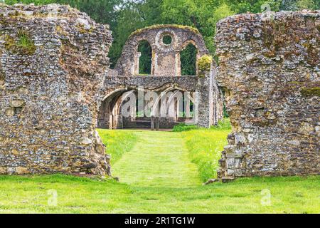 Die Ruinen der Waverley Abbey in der Nähe von Farnham in Surrey, der ersten Zisterzienserabtei, die 1128 in England erbaut wurde. Stockfoto