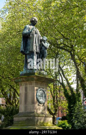 Retten Sie die Boy Statue in St. John's Gardens in Liverpool Stockfoto