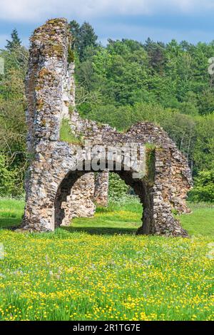 Teil der Ruinen der Waverley Abbey, der ersten Zisterzienserabtei in England, erbaut im Jahr 1128. Stockfoto