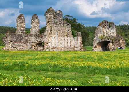 Die zerstörte Unterwelt und Mönchsschlafzimmer, Waverley Abbey bei Farnham, Surrey. Die Abtei war das erste Zisterzienserkloster, das 1128 in England gebaut wurde. Stockfoto