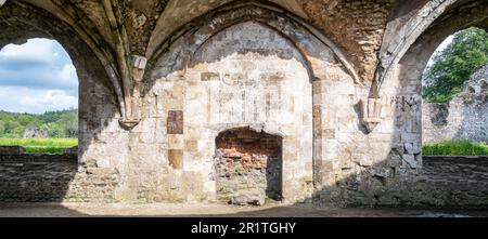 Als Teil des Inneren der Ruinen der Waverley Abbey in der Nähe von Farnham Surrey war dies die erste Zisterzienserabtei, die in England gegründet wurde. 1128. Stockfoto