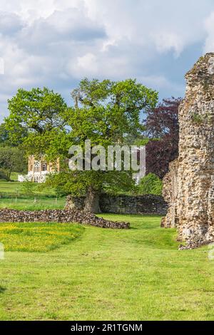 Die Ruinen der Waverley Abbey in der Nähe von Farnham Surrey, Waverley Abbey House, können im Hintergrund gesehen werden. Stockfoto