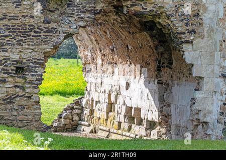 Teil der Ruinen von Waverley Abbey bei Farnham in Surrey. Die erste Zisterzienserabtei, erbaut in England 1128. Stockfoto