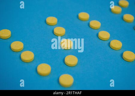 Gelb rund Medizinische Pharmaka zur Behandlung von Krankheiten und zur Abtötung von Mikroben und Viren Pillen und Vitamine Medikamente gegen Coronavirus Stockfoto