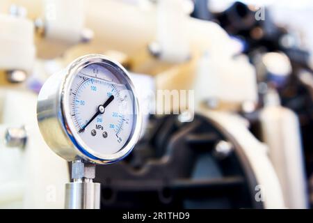 Manometer mit Flüssigkeit im Inneren Stockfoto