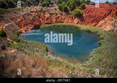 Bauxithöhle im Süden Italiens Stockfoto