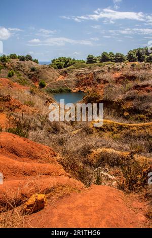 Bauxithöhle im Süden Italiens Stockfoto