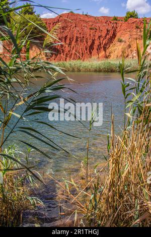 Bauxithöhle im Süden Italiens Stockfoto