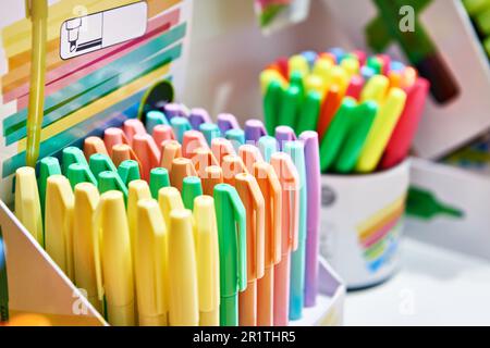 Farbige Marker in einem Schul- und Bürobedarf Stockfoto