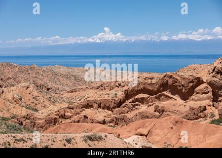 Die wunderschöne Einöde des Skazka Canyon mit dem Issyk-Kul-See im Hintergrund in Kirgisistan. Stockfoto