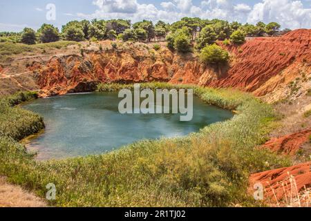 Bauxithöhle im Süden Italiens Stockfoto