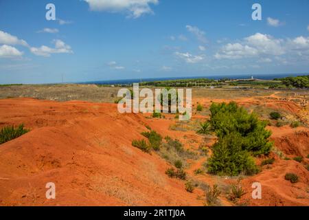 Bauxithöhle im Süden Italiens Stockfoto