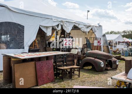 Brimfield, Massachusetts, USA - 12. Mai 2023: Brimfield Antique Fair. Stockfoto