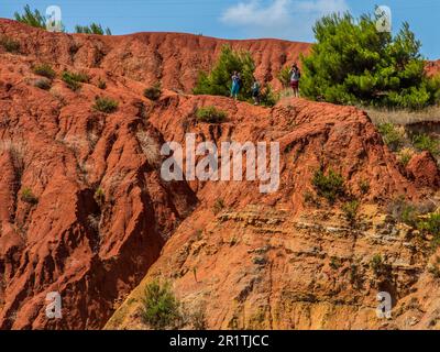 Bauxithöhle im Süden Italiens Stockfoto