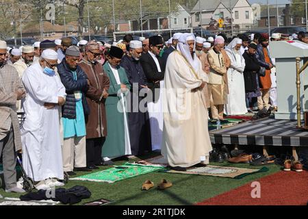 NY, USA. 21. April 2023. Thomas A. Edison High School, New York, USA, 21. April 2023 - Tausende Muslime haben heute an den Gebeten am Freitagmorgen teilgenommen, die das Ende des Ramadan und den Beginn des Eid-al-Fit in Jamaica Queens feierten. Foto: Luiz Rampelotto/EuropaNewswire (Kreditbild: © Luiz Rampelotto/ZUMA Press Wire) NUR REDAKTIONELLE VERWENDUNG! Nicht für den kommerziellen GEBRAUCH! Stockfoto