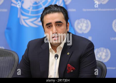 NY, USA. 10. März 2023. Vereinte Nationen, New York, USA, 10. März 2023 - Bilawal Bhutto Zardari, Außenminister Pakistans, informiert Reporter über die Ergebnisse der Konferenz "Frauen im Islam" und der Begehung des ersten Internationalen Tages zur Bekämpfung der Islamfeindlichkeit, Am Rande der Kommission für die Rechtsstellung der Frau (CSW) heute bei den UN-Leitern in New York. Foto: Luiz Rampelotto/EuropaNewswire (Kreditbild: © Luiz Rampelotto/ZUMA Press Wire) NUR REDAKTIONELLE VERWENDUNG! Nicht für den kommerziellen GEBRAUCH! Stockfoto