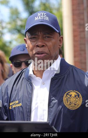 NY, USA. 6. Mai 2023. Queens, New York, USA, 06. Mai 2023 - Bürgermeister Eric Adams bei der First Baptist Church in East Elmhurst Queens, heute in New York für eine Lebensmittelverteilung. Foto: Luiz Rampelotto/EuropaNewswire (Kreditbild: © Luiz Rampelotto/ZUMA Press Wire) NUR REDAKTIONELLE VERWENDUNG! Nicht für den kommerziellen GEBRAUCH! Stockfoto