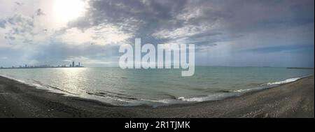 Wunderschöne mehrfarbige runde Steine am Meer, Flüsse, Seen, Teich, Meer und kochendes Wasser mit Wellen am felsigen Strand eines tropischen warmen Resorts Stockfoto