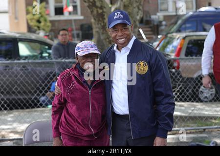 NY, USA. 6. Mai 2023. Queens, New York, USA, 06. Mai 2023 - Bürgermeister Eric Adams bei der First Baptist Church in East Elmhurst Queens, heute in New York für eine Lebensmittelverteilung. Foto: Luiz Rampelotto/EuropaNewswire (Kreditbild: © Luiz Rampelotto/ZUMA Press Wire) NUR REDAKTIONELLE VERWENDUNG! Nicht für den kommerziellen GEBRAUCH! Stockfoto