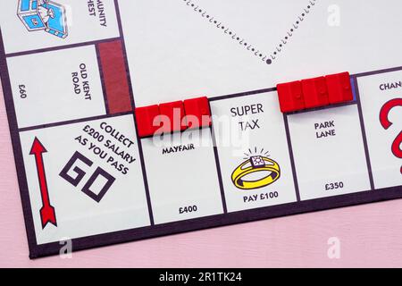 Monopoly Board mit Super Tax und Hotels auf Mayfair und Park Lane. Stockfoto