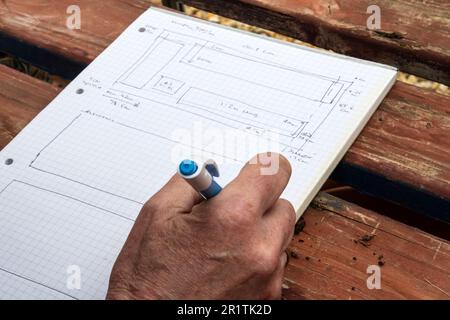 Frau, die plant, die Pflanzen in ihrem Gewächshaus für die kommende Saison zu planen. Stockfoto