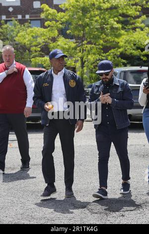 NY, USA. 6. Mai 2023. Queens, New York, USA, 06. Mai 2023 - Bürgermeister Eric Adams bei der First Baptist Church in East Elmhurst Queens, heute in New York für eine Lebensmittelverteilung. Foto: Luiz Rampelotto/EuropaNewswire (Kreditbild: © Luiz Rampelotto/ZUMA Press Wire) NUR REDAKTIONELLE VERWENDUNG! Nicht für den kommerziellen GEBRAUCH! Stockfoto