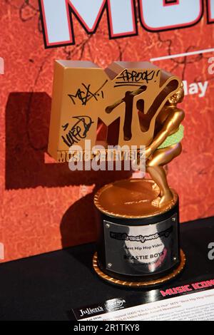 New York, USA. 15. Mai 2023. Beastie Boys' signiert 2005 „CH-Check IT Out“ MTV „Best Hip Hop Video“ VMA Japan Video Musica Award Moonman, Est. $10.000-20.000, wird vor der Auktion im Hard Rock Cafe in New York, NY, am 15. Mai 2023 angezeigt. Julien's Auctions präsentiert auf den Auktionen „Music Icons“ vom 19. Bis 21. Mai mehr als 1.200 Stücke der Rock-and-Roll-Geschichte. (Foto: Efren Landaos/Sipa USA) Guthaben: SIPA USA/Alamy Live News Stockfoto
