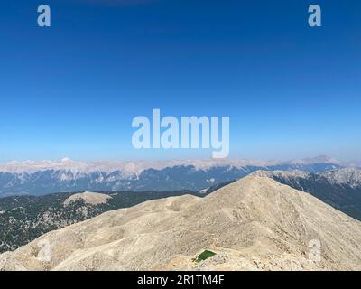 Landschaftsblick auf Zaovine und Spajici See aus der Höhe und den Fluss Beli Rzav im Tara Nationalpark in Serbien am Sommertag. Stockfoto