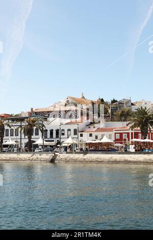 Blick auf die Avenida und die Altstadt von Lagos, Algarve, Portugal Stockfoto