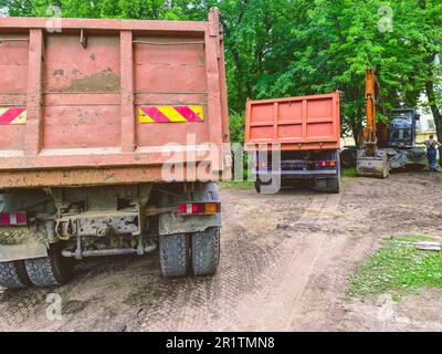 Ein Lkw mit Aufbau für den Transport schwerer Gegenstände. Robuster Aufkleber auf der Rückseite des Gehäuses. Neben dem Lkw befindet sich ein weiteres Auto mit Aufbau. Stockfoto