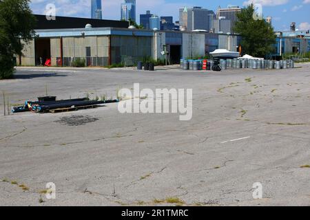 Südliches Ende der Governors Island, soll bis 2028 zum New York Climate Exchange werden. Industriegebäude 902, am 4. August 2019 in Manhattan, New York Stockfoto