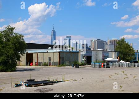 Südliches Ende der Governors Island, soll bis 2028 zum New York Climate Exchange werden. Industriegebäude 902, am 4. August 2019 in Manhattan, New York Stockfoto