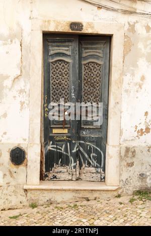 Eine alte Tür, Altstadt, Lagos, Algarve, Portugal Stockfoto