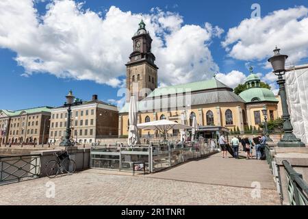 Café, Restaurant auf der Tyska-Brücke bei der Christinae-Kirche oder Deutsche Kirche am Stora Hamnkanalen-Kanal in Norra Hamngarten Göteborg 400-jähriges Jubiläum. Stockfoto