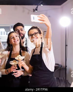 Schüler im Kochkurs machen Selfie nach dem Kochen - Freunde und Social-Media-Konzept Stockfoto