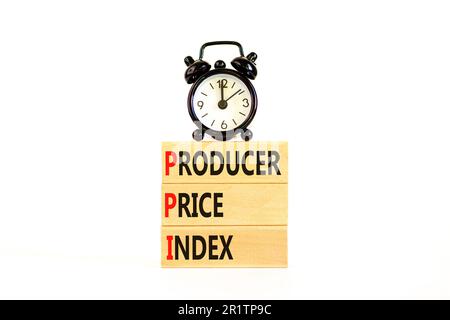 PPI-Symbol für den Preisindex der Erzeuger. Konzeptbegriffe PPI Erzeugerpreisindex auf Holzblock. Wunderschöner weißer Tischhintergrund. Business und PPI Prod Stockfoto