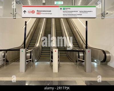 Moderne Luxus-Rolltreppen mit Treppentreppe Rolltreppe in Community Mall, Einkaufszentrum. Treppe hoch. Elektrische Rolltreppe. Nahaufnahme von Rolltreppen. Stockfoto