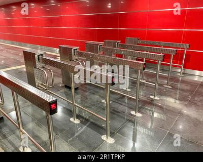 Automatische Barrieren für Kontrollpersonen, die im Bahnhof oder in der U-Bahn betreten werden, Rotlichtshow ohne Zutritt, notwendige Fahrkarten, neue Technologien in h Stockfoto