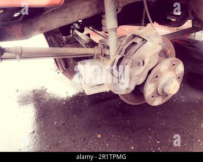 Alte, rostig verschlissene Bremsscheiben, Beläge eines Lkws, Autos. Reparatur der Fahrzeugaufhängung. Rad austauschen. Stockfoto