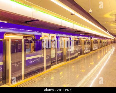 Bahnsteig-Schiebetüren sind ein System, das an U-Bahn-Stationen verwendet wird und die Fahrgäste zur Sicherheit der Fahrgäste von Bahngleisen isoliert. Die Türen öffnen sich Stockfoto