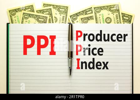 PPI-Symbol für den Preisindex der Erzeuger. Konzeptbegriffe PPI Erzeugerpreisindex auf weißer Note. Dollarscheine. Wunderschöner weißer Tischhintergrund. Geschäftlich Stockfoto