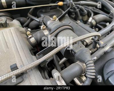 Lichtmaschine für neues Auto, Nahaufnahme. Eine Lichtmaschine im Motorraum eines modernen Autos. Diagnose und Reparatur eines modernen Autos, Original Stockfoto