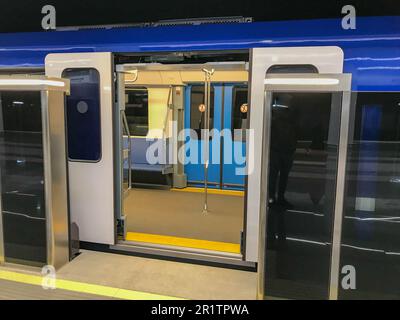 U-Bahn mit erhöhter Sicherheit. Neue U-Bahnstationen. Doppelte Sicherheit, automatische Türen vor dem Einsteigen in den Zug. Einstieg von Fluggästen. Die Türen öffnen sich Stockfoto