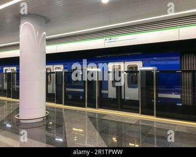 U-Bahn mit erhöhter Sicherheit. Neue U-Bahnstationen. Doppelte Sicherheit, automatische Türen vor dem Einsteigen in den Zug. In den Autos ist es bequem Stockfoto