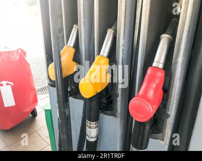 Bunte Kanonen an einer Tankstelle füllen, um ein Auto mit Benzin, Benzin, Diesel zu betanken. Stockfoto