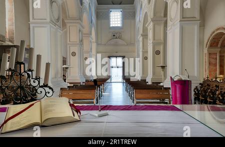 Blick auf die Bänke von Chiesa della santissima annunziata vom Altar Stockfoto