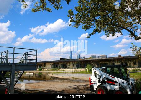 Südliches Ende der Governors Island, soll bis 2028 zum New York Climate Exchange werden. Westliche Seite von Gebäude 680 für Kommission und Börse, am 4. August Stockfoto