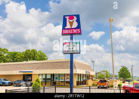 Fayetteville, AR - Mai 2023: Außenansicht des Braum's Restaurant mit Schild und Markenlogo. Braum's ist eine Kette von familiengeführten Restaurants in der United Street Stockfoto